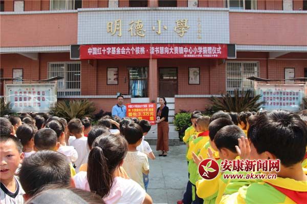 舉行捐贈儀式 劉仁平攝.jpg