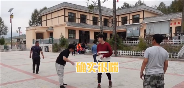 ȫ����Óؚ���ԡ�����o�Ƭչ����ϵ�мo�Ƭ���ߴ�ֱ����Óؚ��֮��